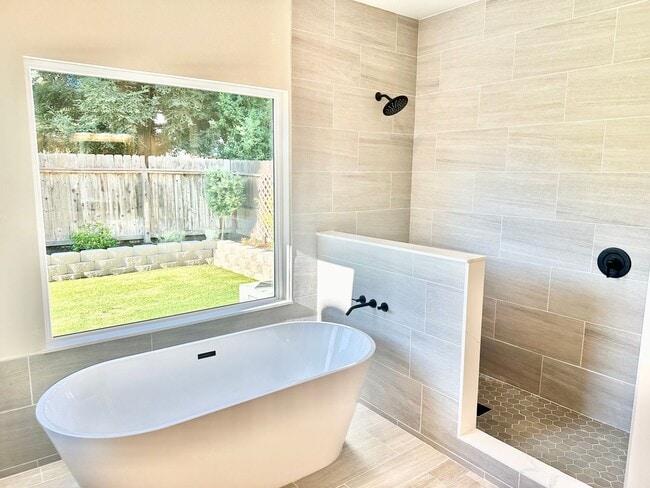 Building Photo - Updated North Fresno 3/2