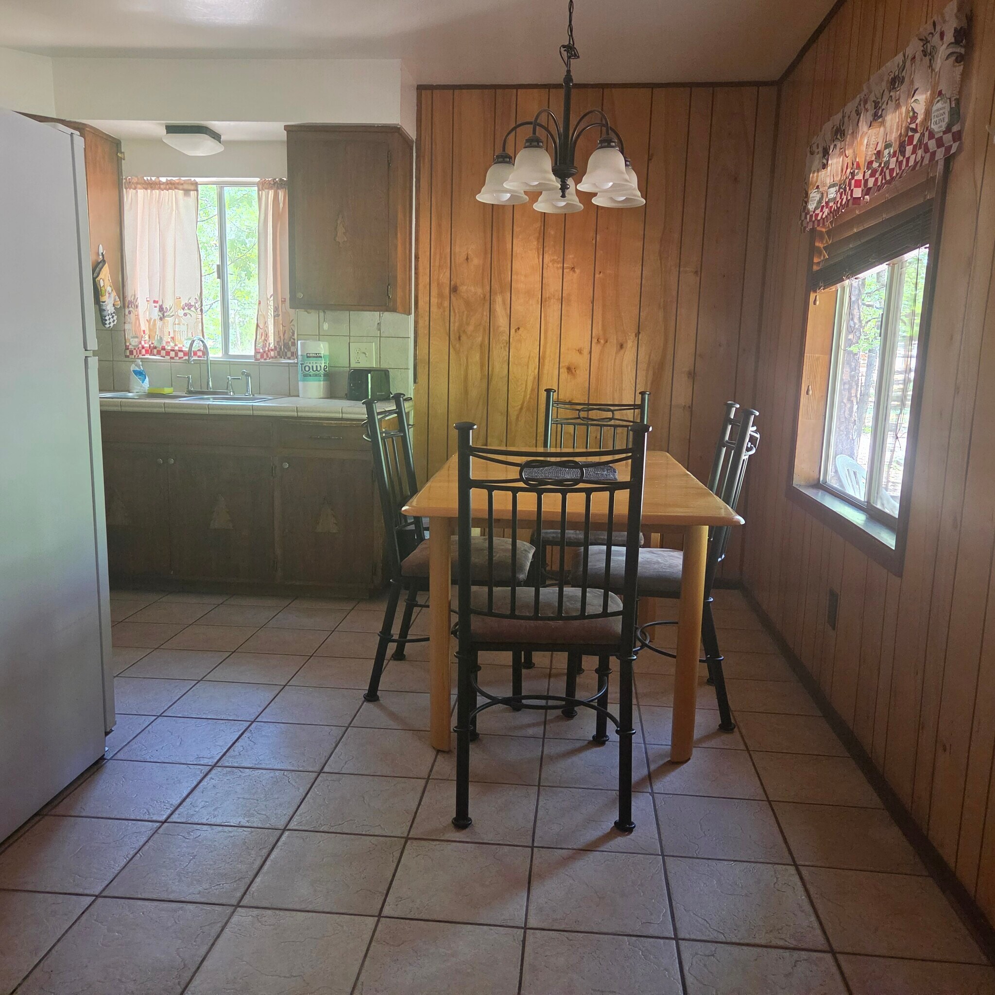 Cabin #7 Dining Area - 165 E White Mountain Blvd