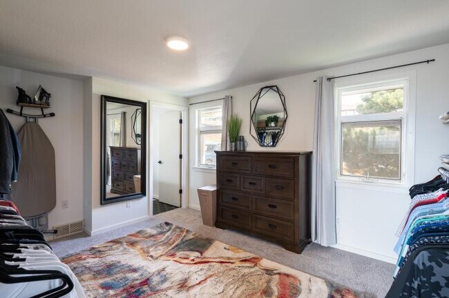 Master Suite - 2433 Crestline St