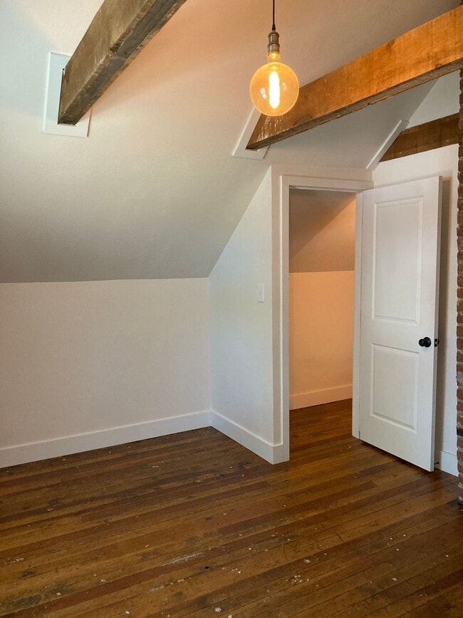 Building Photo - *READY FOR MOVE IN* Victorian Home In Reno