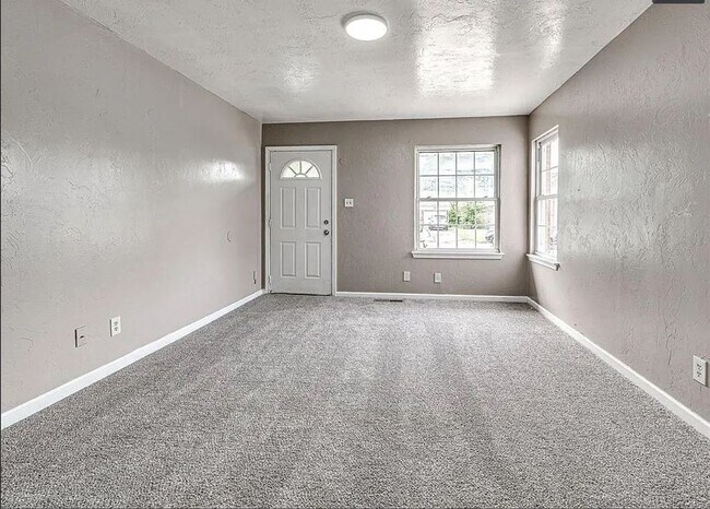 Building Photo - 3-Bedroom Available!