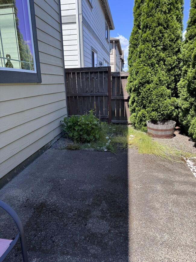 Building Photo - 402 NE 77th Ave