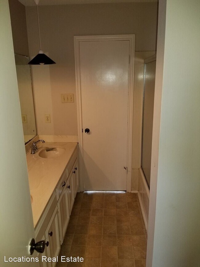 Building Photo - 2 br, 1.5 bath House - 413-B Longwood Court