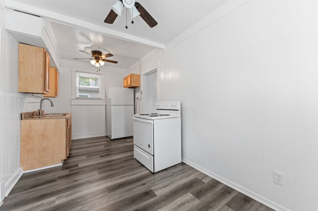 Building Photo - Welcome home to this Westend Beauty!