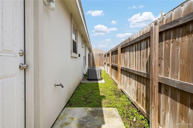 Building Photo - 10 Alta Vista Dr