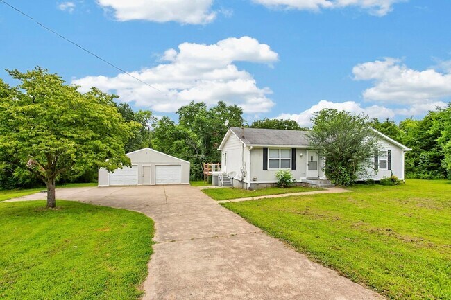 Building Photo - 1009 Lynndale Dr