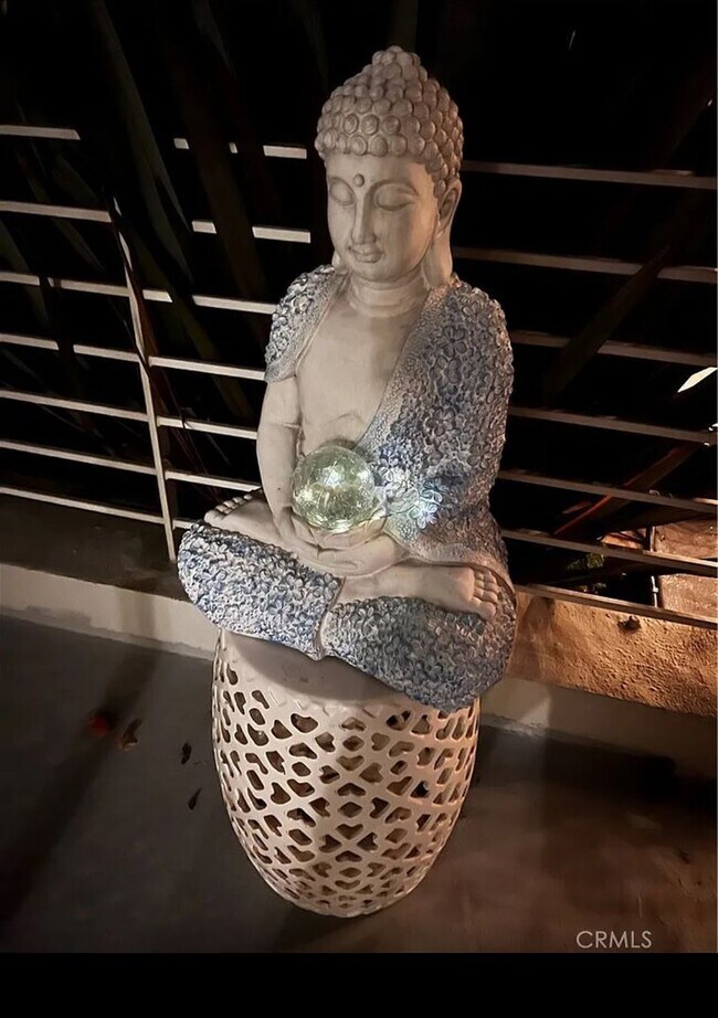 Building Photo - Azari PM-Juccuzi- half acre luxurious landscape-fully chic furniture -  massive lot , 18 fruit tr...