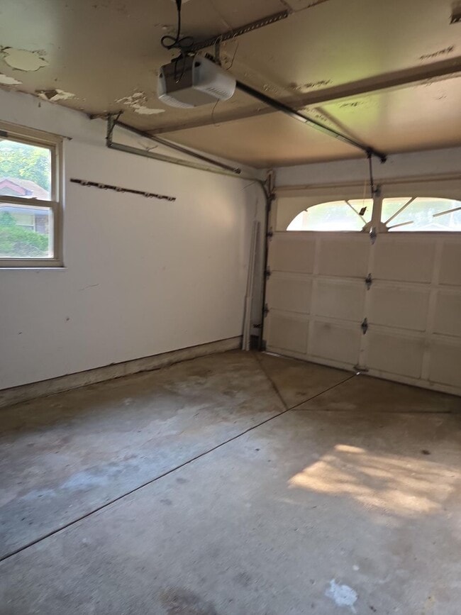 Building Photo - Great 4BR, 2BA single family home with AC ...