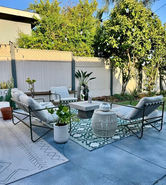 Building Photo - 3809 Floral Dr