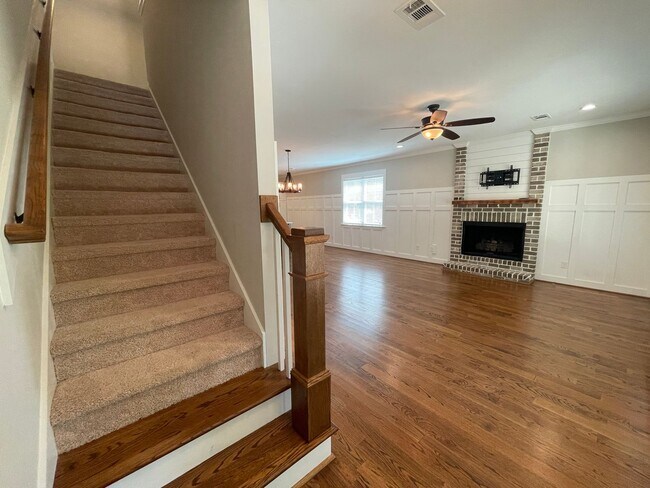 Building Photo - Amazing 5 Bedroom Craftsman-Style Home in Martinez! MOVE IN SPECIAL!