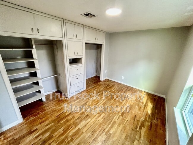 Building Photo - 610 W 1st St