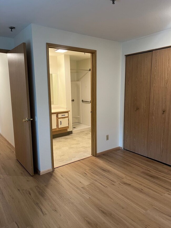 Building Photo - Beautifully Maintained condo Renton!