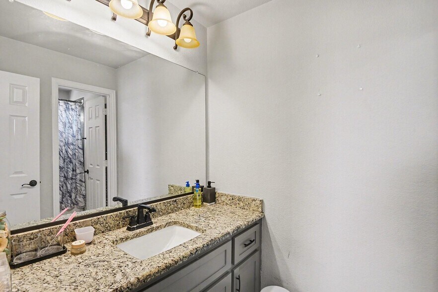 Building Photo - 6116 Cooper Creek St