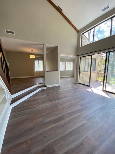 Building Photo - 40 Farmington Chase Cres