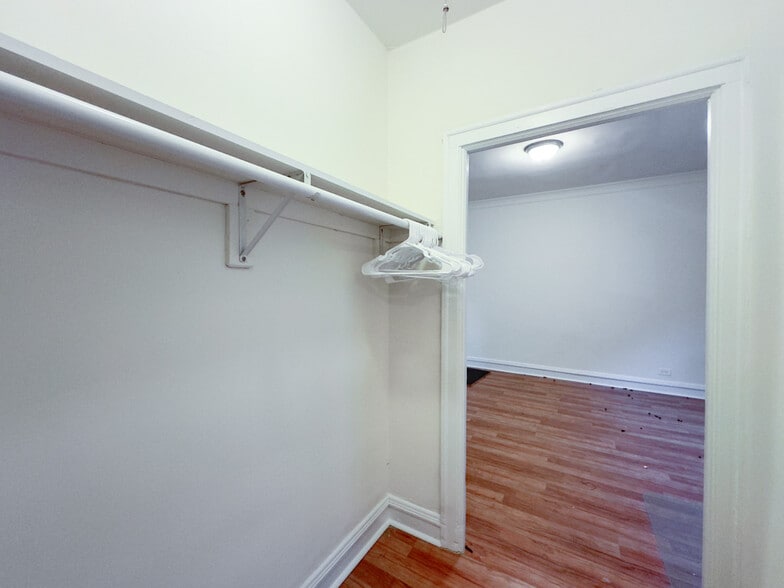 Building Photo - 2536 N Sawyer Ave