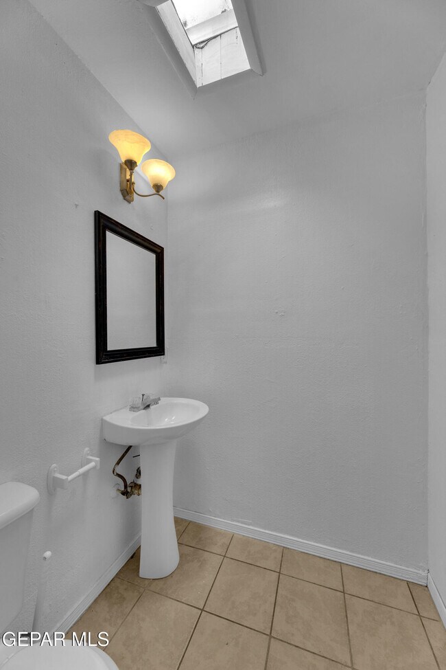 Building Photo - 4945 Sierra Madre Dr