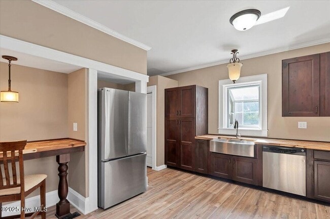 Building Photo - 300 Dogwood Ln