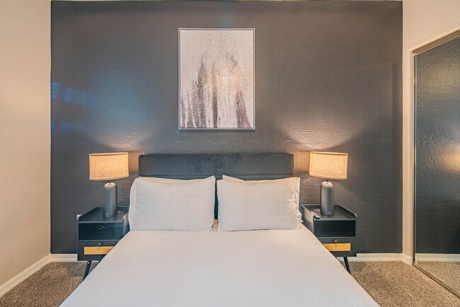 Building Photo - 1275 E University Dr