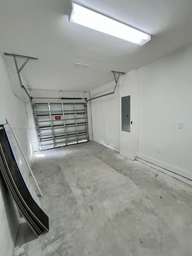 Building Photo - 1280 N Flagler Ave