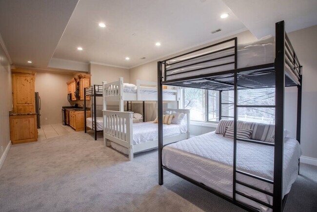 Building Photo - 678 Scenic Hills Dr