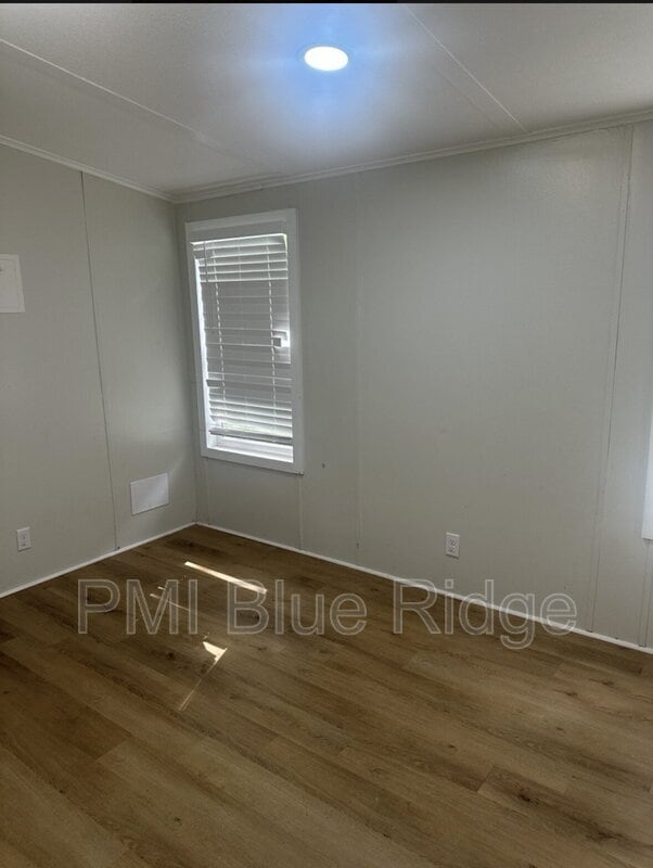 Building Photo - 206 Friendly Cir