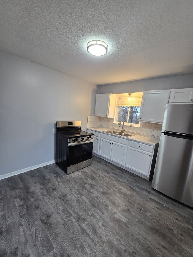 Building Photo - Renovated duplex