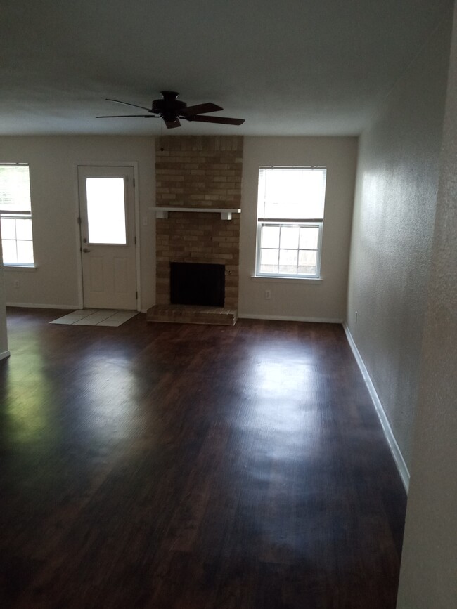 Living area - 413 Vista W Ct