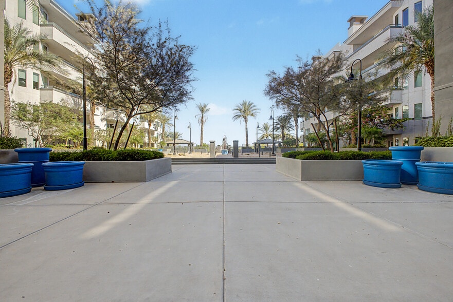 Building Photo - 945 E Playa del Norte Dr