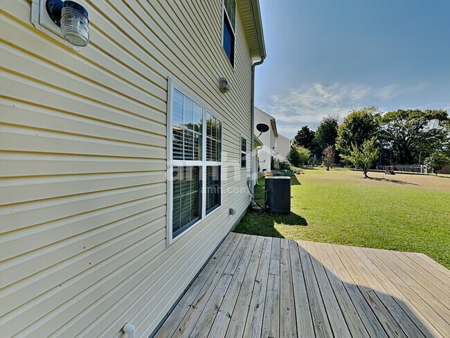 Building Photo - 1038 Vanguard Dr