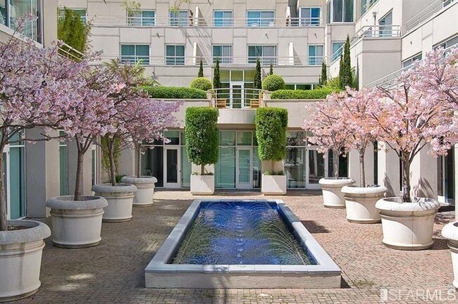 Building Photo - 220 Lombard St
