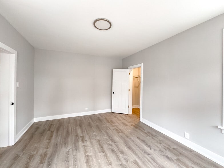 Building Photo - 4412 N Wolcott Ave