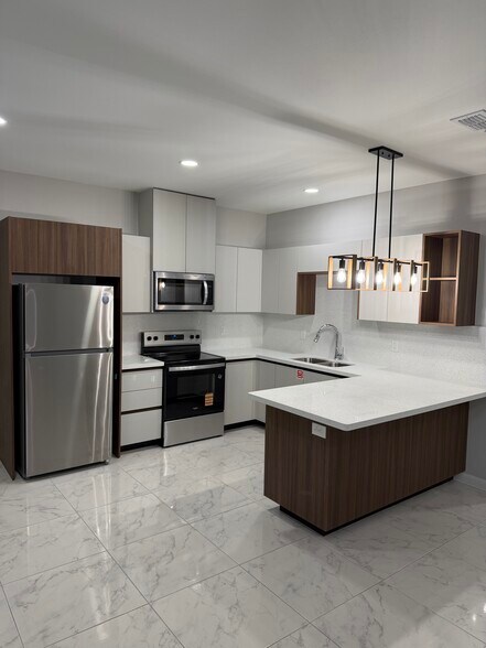 Building Photo - 1004 W 8th St