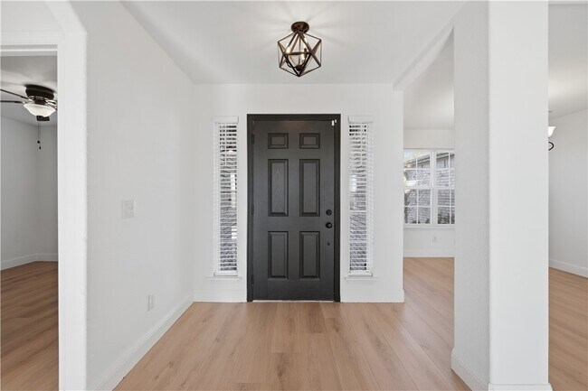 Building Photo - 551 Dogwood St