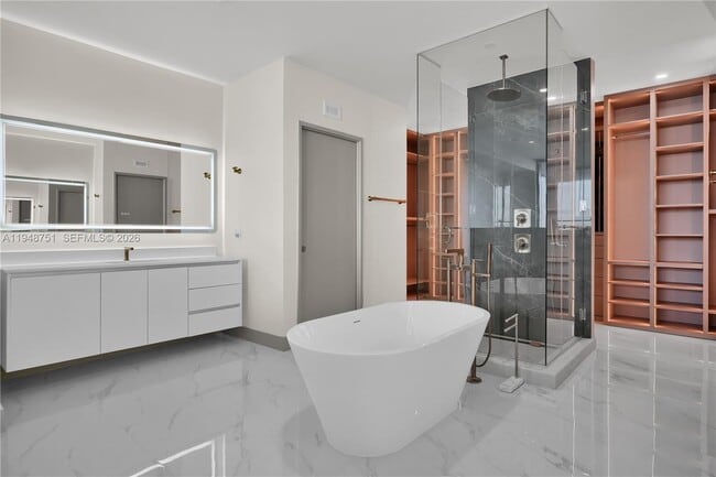 Building Photo - 700 NE 24th St