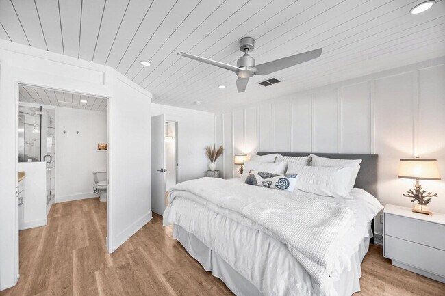 Building Photo - 17735 Front Beach Rd