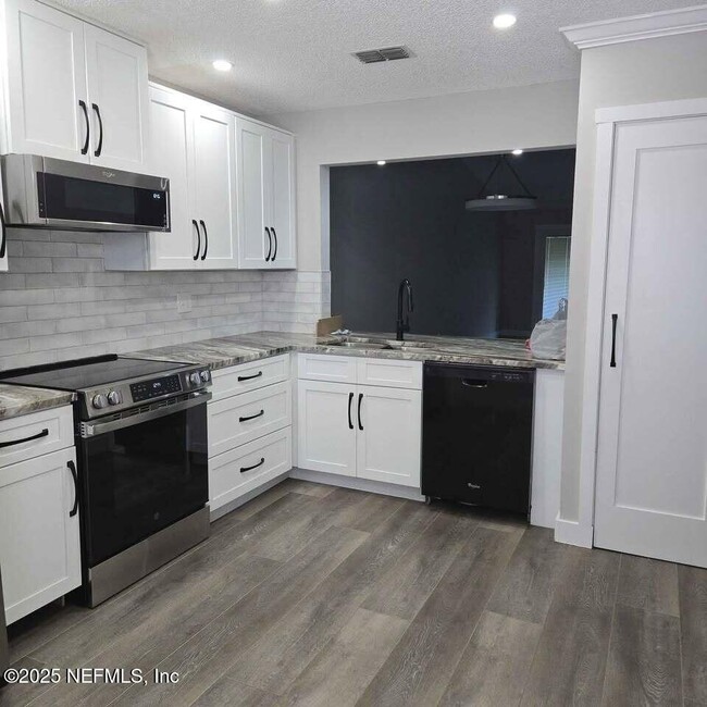 Building Photo - 2074 Sea Hawk Dr