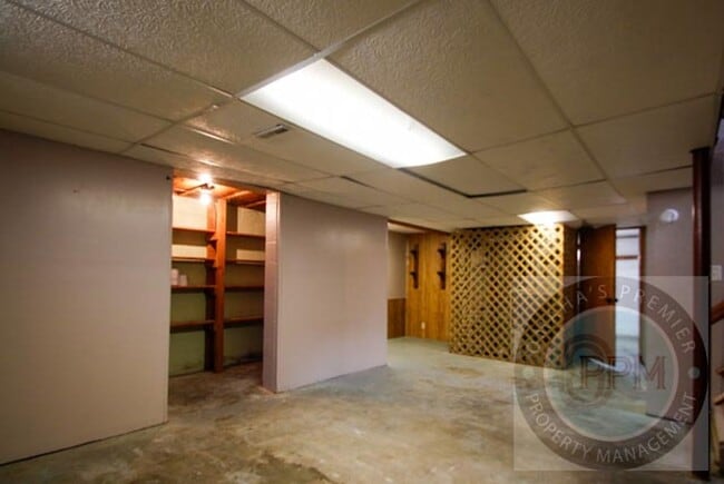 Building Photo - 3 Bed Home | 67th & Blondo