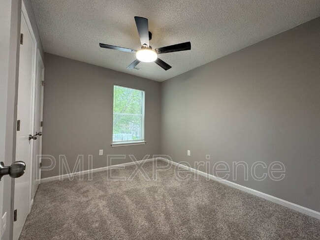 Building Photo - 2607 Camelback Ln