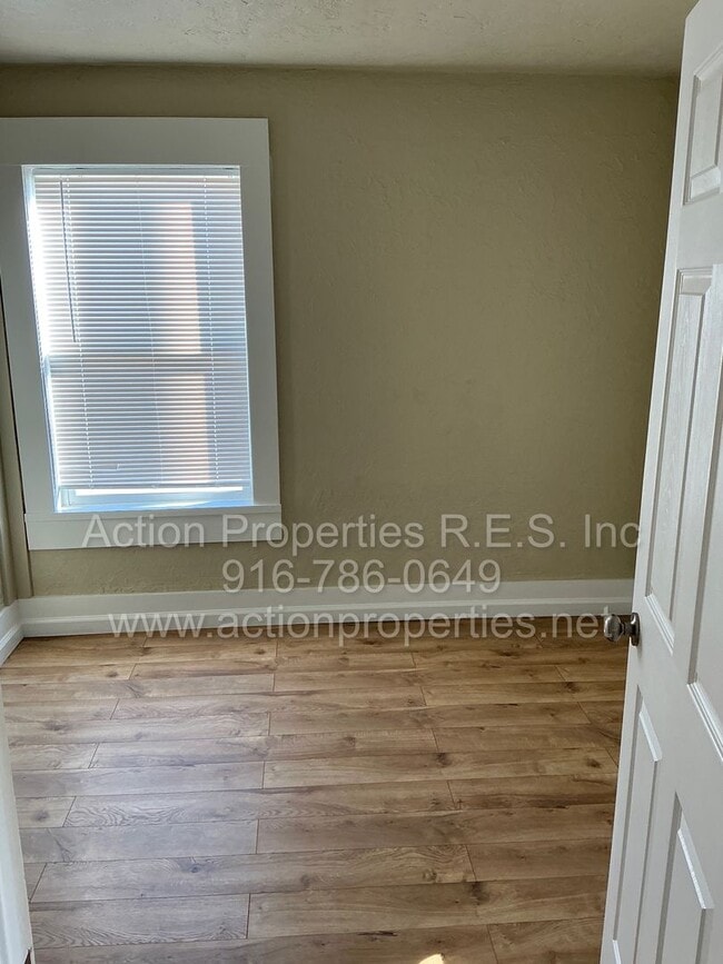 Building Photo - Move In Special! Central Roseville Bungalow 2 bedroom 1 Bathroom, Street Parking, Shed, No Yard