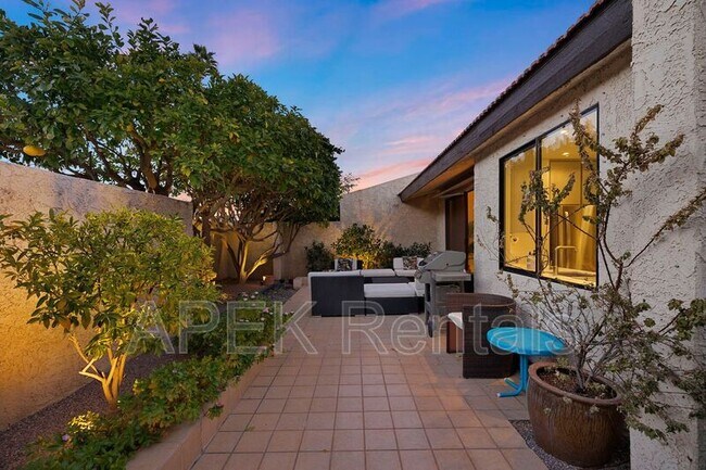 Building Photo - 1317 E Amado Rd