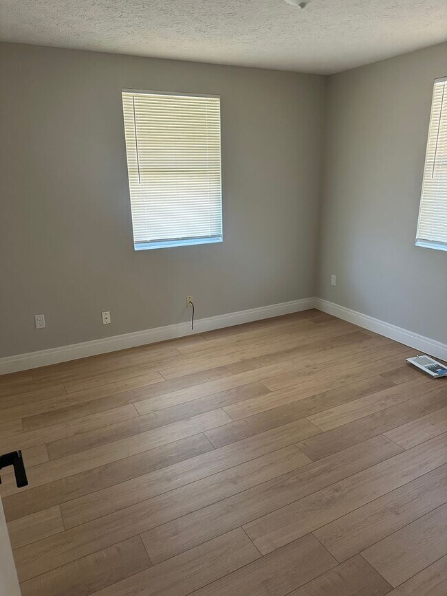 Building Photo - Move In Ready 2 Bedroom with Attached Garage!