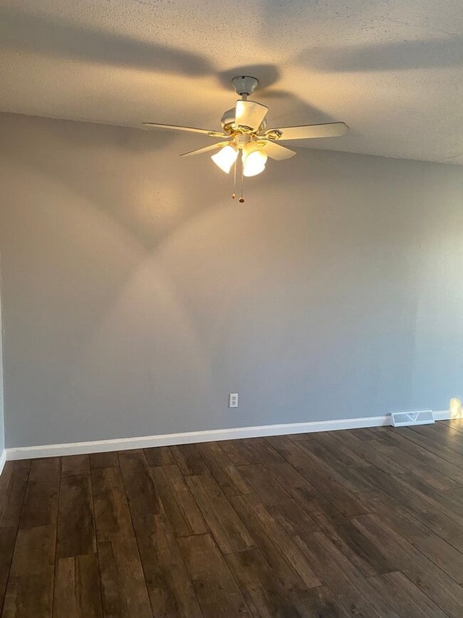 Building Photo - 505 W Mauller Rd