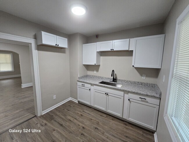 Building Photo - Beautifully Renovated 3-Bedroom Home – We ...