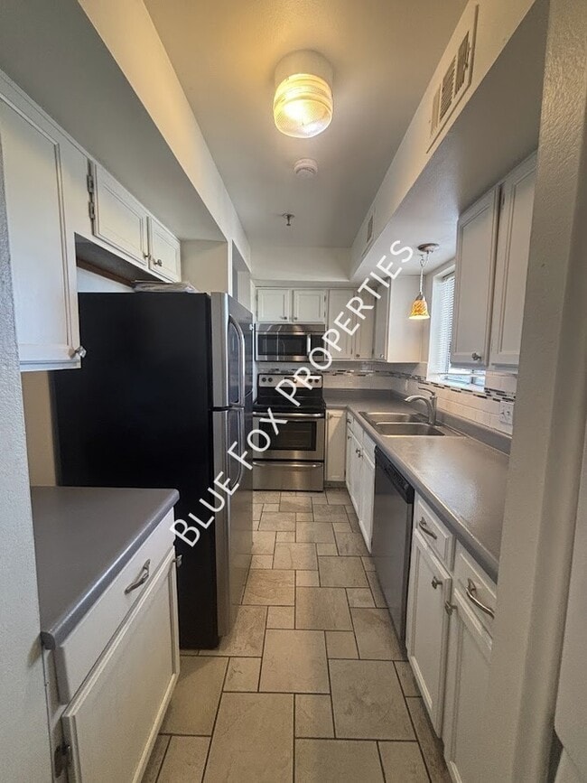 Building Photo - 2601 W Broadway Blvd