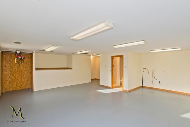 Building Photo - 1692 Memorial Dr