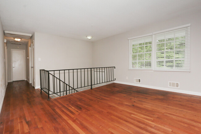 Building Photo - Spacious 4BR 2BA Home!