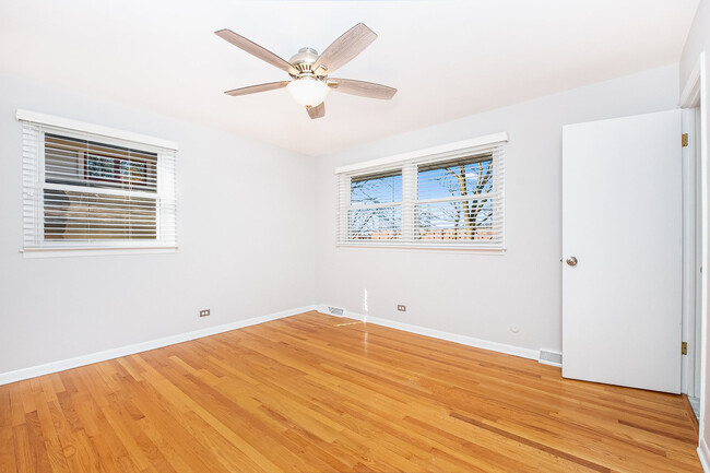 Building Photo - 370 Prairie Ave