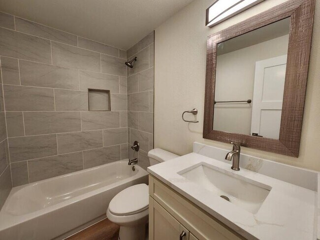 Building Photo - 14219 NE 64th Ct