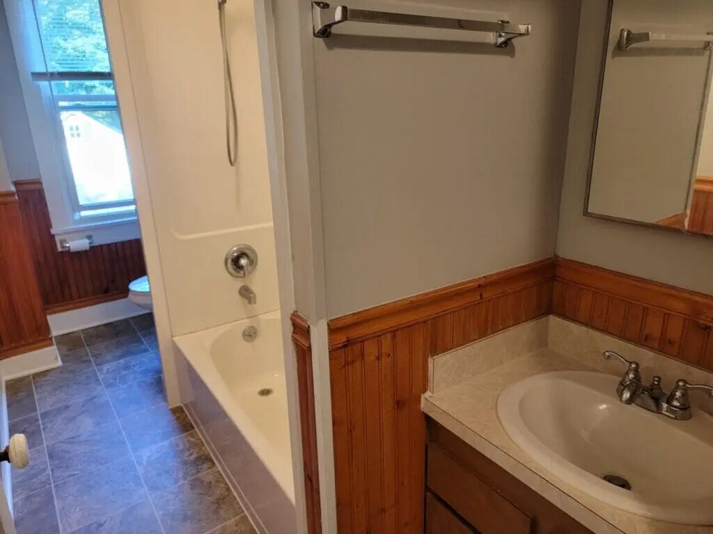 Building Photo - 390 N Clay Rd