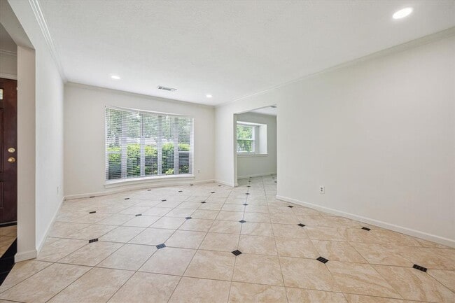 Building Photo - 10623 Hillcroft St